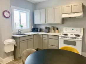 Cozy 1BR by Hospital & Uptown - Image 3