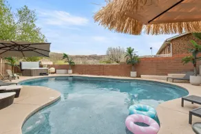 Zion's Poolside Paradise - Image 3