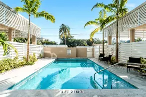 {Luxe Penthouse} ~ Beach ~ Pool ~ Gym ~ Sleeps 5 - Image 2