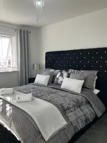 Sheffield Boutique Cosy 3-bed Home - Image 2