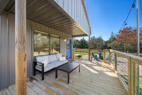 Modern Cabin with Luxury Amenities - Image 5
