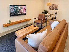 Cozy home with backyard - Image 3