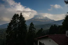 Cabin with spectacular views of the volcano. - Image 3