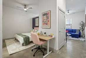 Lux King Loft|1 Parking+Pool+Gym|5 min to Galleria - Image 5