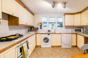 4 bed home 3 mins from harbour + sandy beach - Image 5