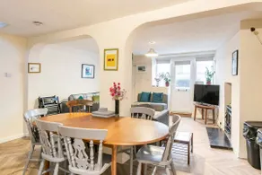 4 bed home 3 mins from harbour + sandy beach - Image 3