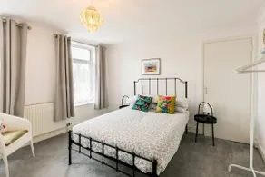 4 bed home 3 mins from harbour + sandy beach - Image 4
