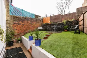 4 bed home 3 mins from harbour + sandy beach - Image 2