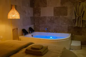 AMA, suite avec baignoire balnéo et sauna privé - Image 4