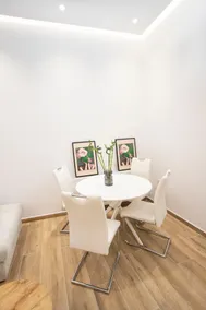 Modern Stay near SNFCC, REA & Acropolis - Image 5