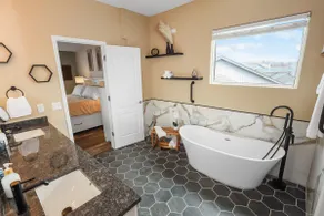 6 BD | 3.5 BA | Deck | 940 Mbps - Image 3
