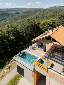 Chalet with heated pool and whirlpool - Image 2