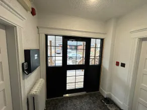 Cozy 2-Bed Apartment in Town - Image 2