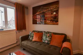 3BR House|4 Beds|Sleeps5|Parking - Image 2