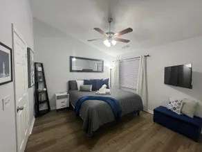 Awesome 2BR Townhome w/KING bed & pool - Image 3