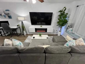 Awesome 2BR Townhome w/KING bed & pool - Image 2