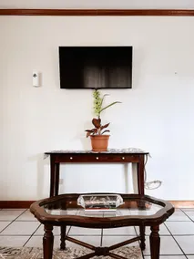 Capital Escape - Charming bungalow with WiFi & AC - Image 5