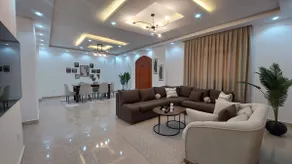 Ground floor apartment with 3 bedrooms and a living room - Image 2