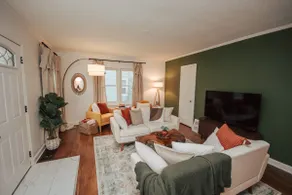 Stylish Beaverdale 2 Bedroom - King and Queen Beds - Image 2