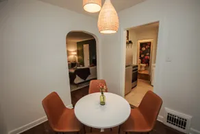Stylish Beaverdale 2 Bedroom - King and Queen Beds - Image 3