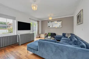 Spacious 5 Bedroom Detached Property with parking - Image 2