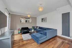 Spacious 5 Bedroom Detached Property with parking - Image 3