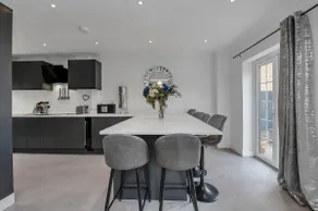 Spacious 5 Bedroom Detached Property with parking - Image 4