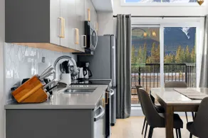 Scenic 3BR Townhouse with Mountain Views Near Banff - Image 3