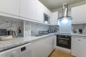 Central Designer Flat by Castle - Image 5