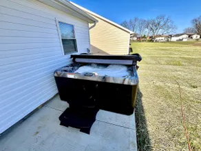 Vibrant 4 Bedroom Getaway with Hot Tub - Image 3