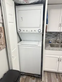 Private suite, W/D, 2BR, own entry, 3 cars, ATL - Image 3
