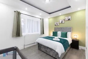 Large Comfy 4 Bedroom House, Ideal for Workers, FREE Parking - Image 5