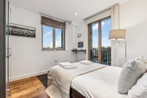 Modern Designed 2 bed Penthouse Apt Sleeps Five - Image 2