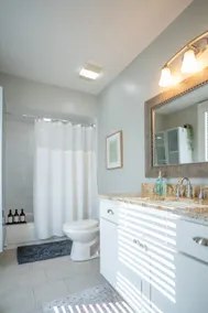 *King bed|Garage|Walking|Fenced backyard* - Image 4