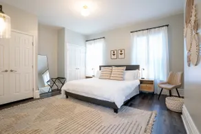 *King bed|Garage|Walking|Fenced backyard* - Image 3