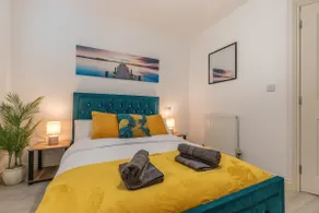 Winchester City Centre Flat Sleeps 6 Free Parking - Image 2