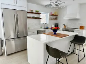 Riverwood Retreat: Modern Charm by the River - Image 2