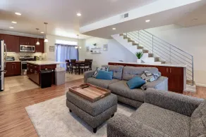 Cozy 3BD/3.5BA, walk to rest./bars/cafe, BBQ&2-GAR - Image 3