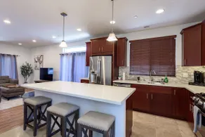 Cozy 3BD/3.5BA, walk to rest./bars/cafe, BBQ&2-GAR - Image 5