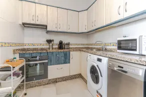 Apartamento vacacional con terraza, jardín y piscina | Vistas al mar - Image 2
