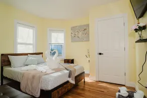 FREE Parking & Cozy 3BR/2BA Near Boston + AC, W/D - Image 2