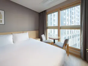 #Studio #Outdoor pool #Hot spring water #1 king bed + 1 single bed #Sauna fee #Chestertons building - Image 5