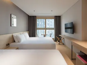 #Studio #Outdoor pool #Hot spring water #1 king bed + 1 single bed #Sauna fee #Chestertons building - Image 3