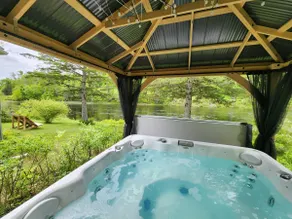 Round wood chalet - riverside, spa & billiards - Image 2