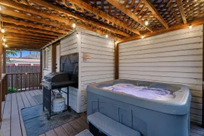 Bear Den: Hot tub, horse shoes, buck hunter! - Image 3
