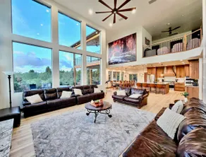 New! 6 King Suites/8 bdrm, Hot Tub, EV, E-Scooters - Image 3