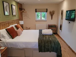 Luxury amazing lodge with Private hot-tub & BBQ - Image 3