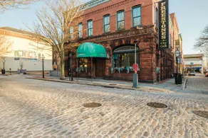 Historic New Bedford Henry’s on William! 4 Bedroom - Image 3