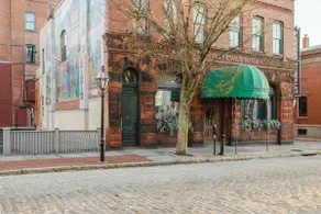 Historic New Bedford Henry’s on William! 4 Bedroom - Image 2