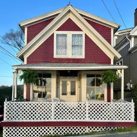 Blue Shaboo: Idyllic Waterfront Cottage - Image 4